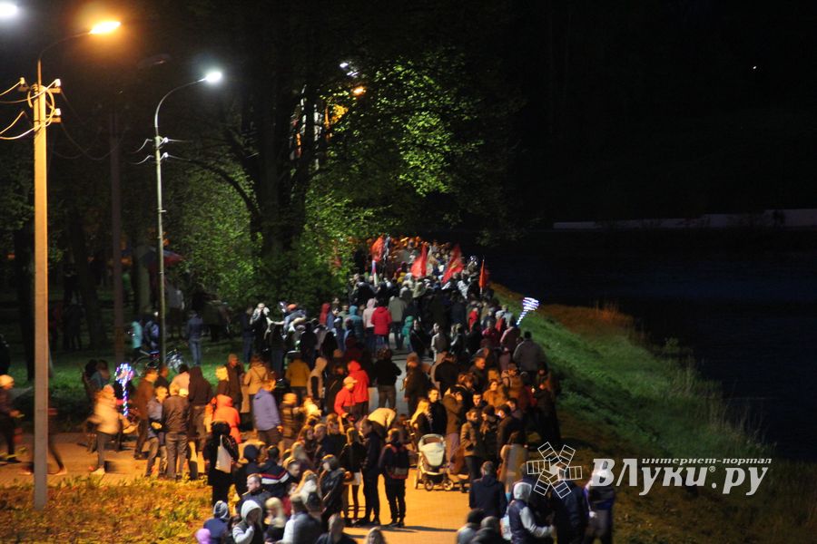 В Великих Луках прогремел праздничный салют в честь Дня Победы (ФОТО)