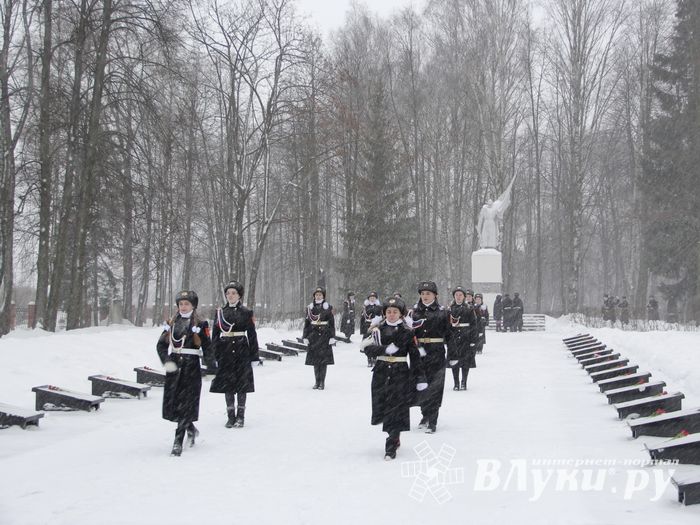Великолучане возложили цветы на братском мемориальном захоронении (ФОТО)