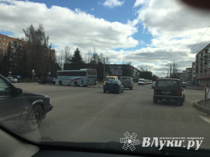 В Великих Луках произошло ДТП (фото)