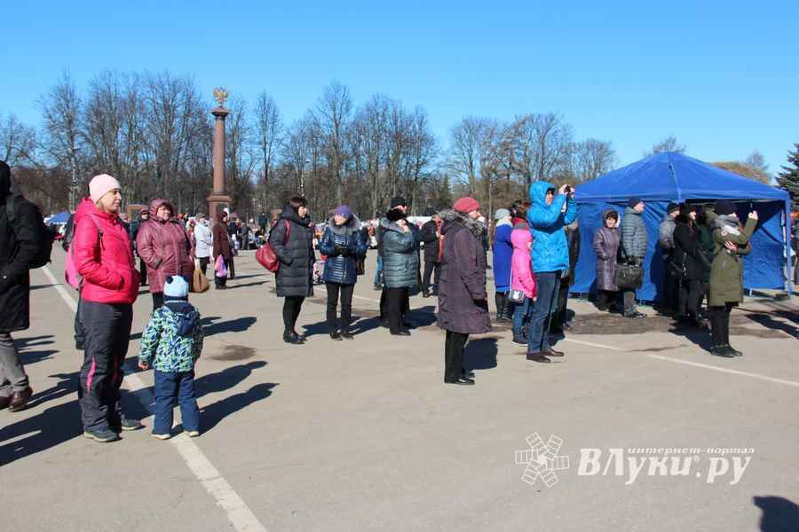 В Великих Луках празднуют День воссоединения Крыма с Россией (ФОТО)