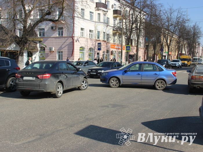 В Великих Луках произошло ДТП (ФОТО)