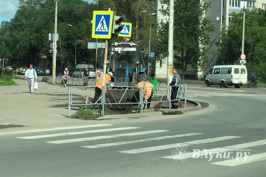 ФОТОФАКТ: На Гагарина убирают грязь