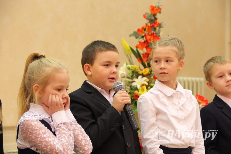 Зачем самых младших учеников 13-й школы испачкали мелом (ФОТО)