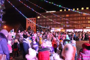 В Великих Луках зажгли Ёлку (ФОТО)