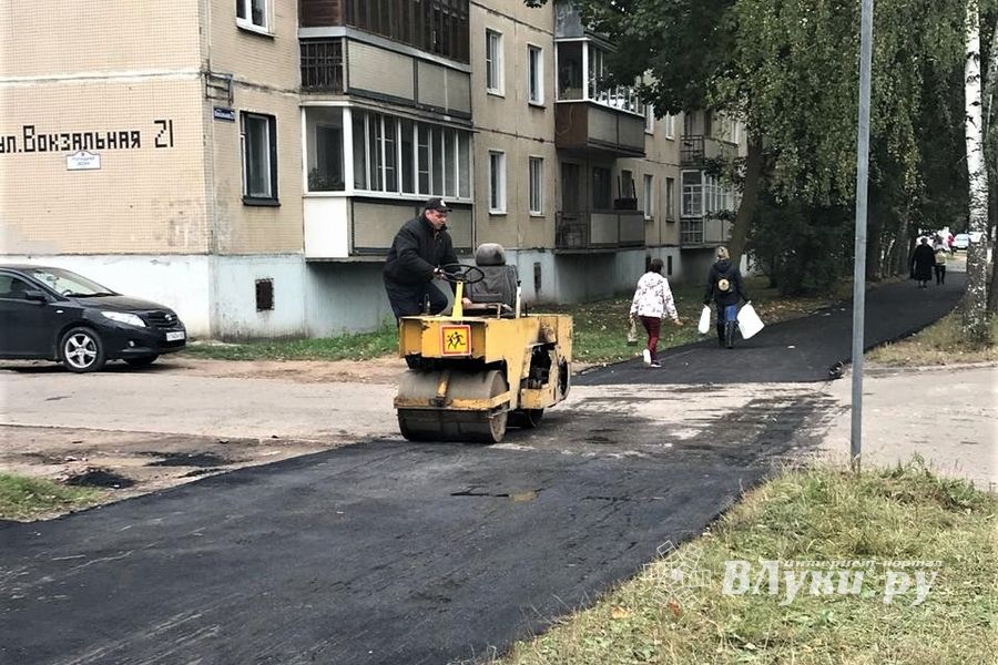 В Великих Луках на ул. Вокзальной ремонтируют тротуар (ФОТО)