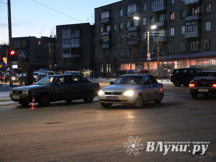 В Великих Луках столкнулись Ауди и ВАЗ (ФОТО)