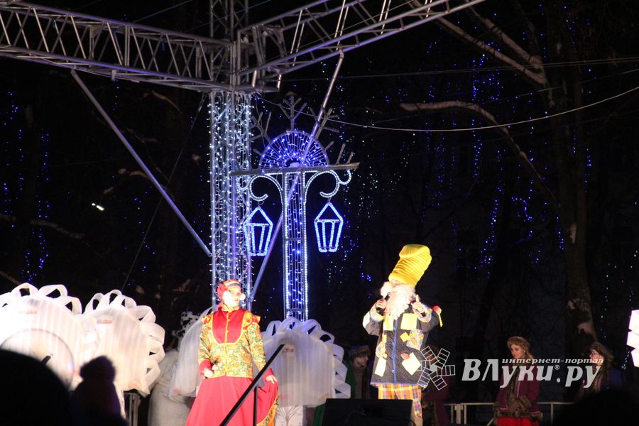 В Великих Луках зажглась новогодная ёлка (ФОТО)