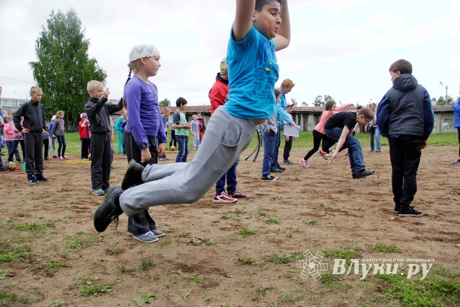 Ребята из пришкольных лагерей соревновались в «Весёлых стартах» (ФОТО)