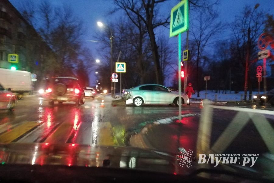 На ул. Зверева из-за ДТП затруднено движение (ФОТО)