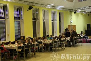 100 будущих первоклассников Великих Лук получили в подарок рюкзаки и школьные принадлежности