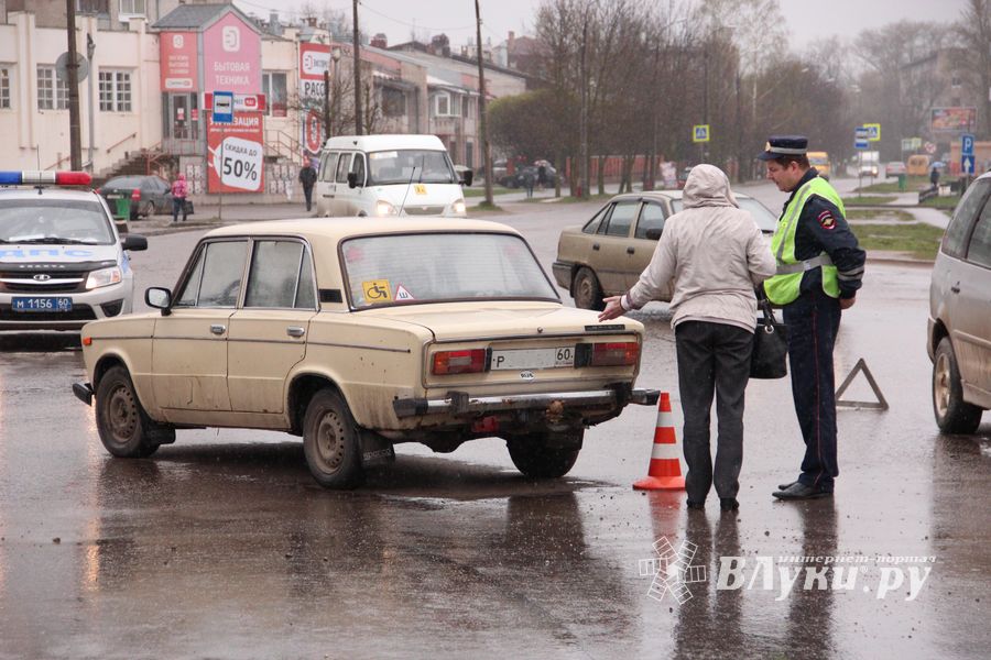 Ну не умеют в Великих Луках ездить по кольцу