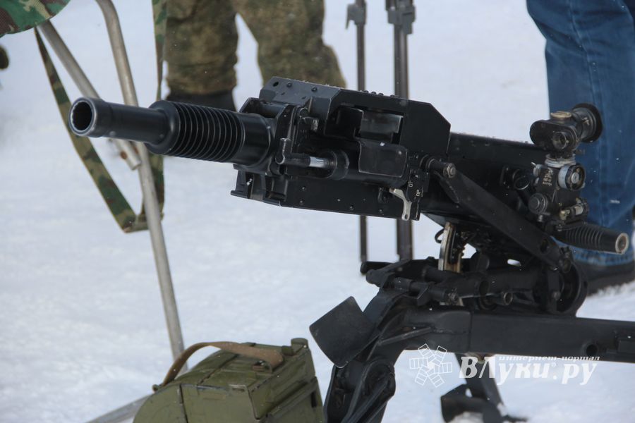 Великолучанам показывают армейскую технику и кормят кашей (6+) (ФОТО)