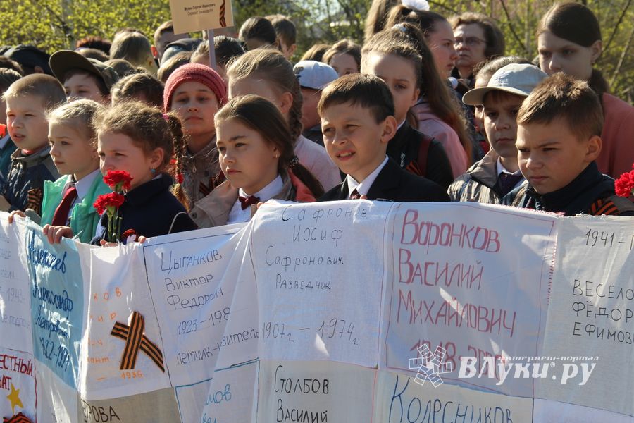 Ученики лицея №11 возложили цветы к могилам Братского кладбища (ФОТО)