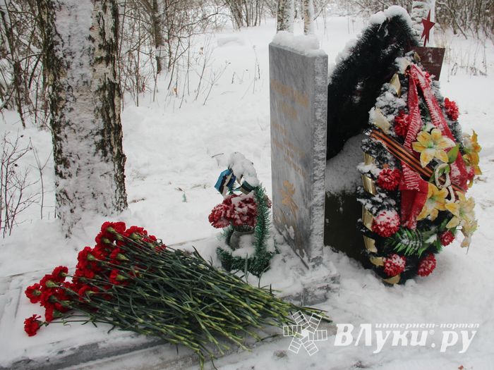 Никто не забыт: в Великих Луках благоустроили могилу неизвестного солдата (ФОТО)