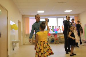 Великолукские школьники поздравили мам и учительниц (ФОТО)