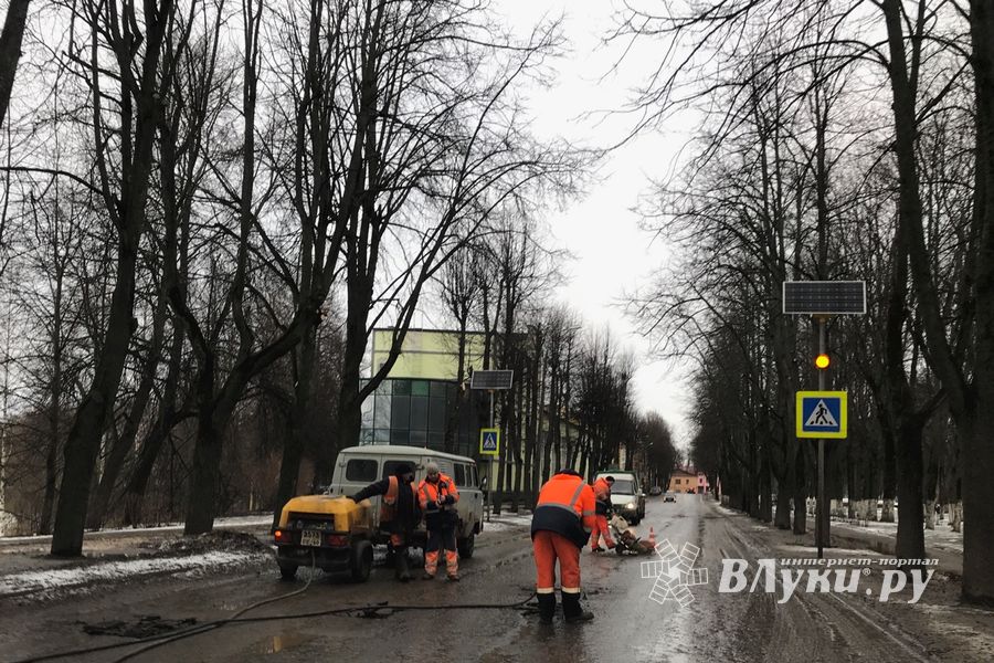 На ул. Пушкина в Великих Луках идет ямочный ремонт (ФОТО)