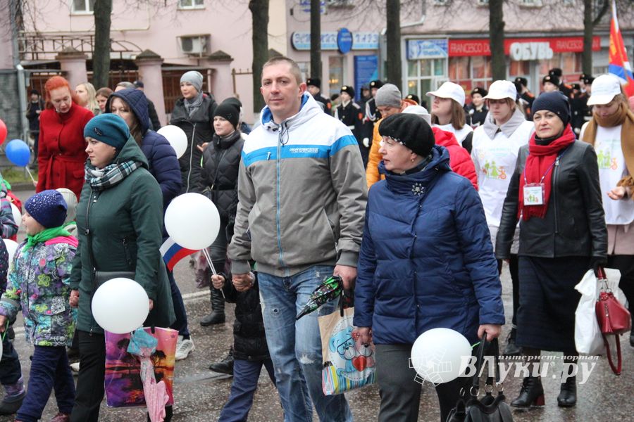 В Великих Луках прошло праздничное шествие (ФОТО)