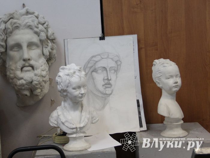 В Великих Луках ремонтируют детскую художественную школу (ФОТО)