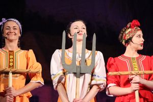 Кони стоят пьяные, хлопцы запряженные — в ГДК Ленина сыграли «Свадьбу в Малиновке» (ФОТО)