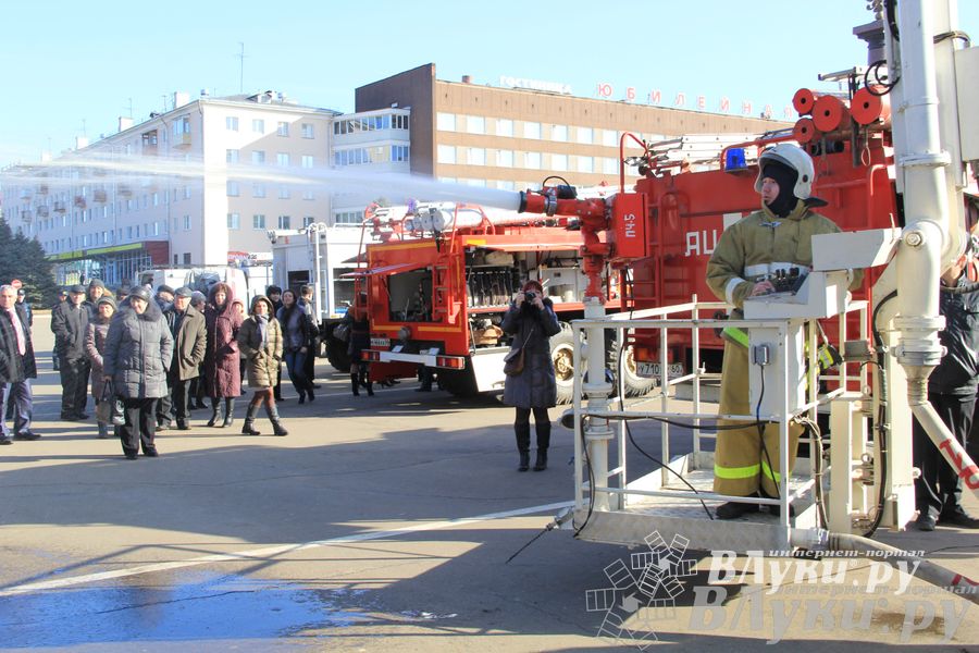 В центре Великих Лук спасатели продемонстрировали свою технику (ФОТО)