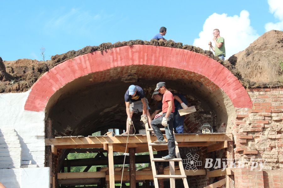 Совсем скоро великолучане смогут гулять по деревянным дорожкам Крепости (ФОТО)