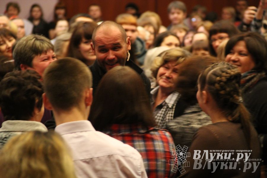 Максим Аверин выступил в Великих Луках с моноспектаклем (фото)