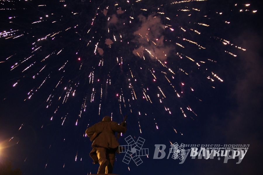 Праздничный салют в честь Дня города