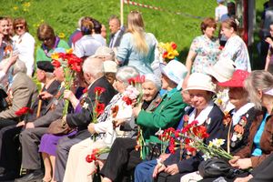 По центральному проспекту Великих Лук прошёл  «Бессмертный полк» (0+) (ФОТО)