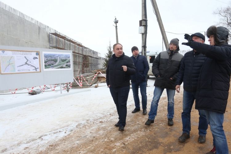 Депутат Александр Васильев проконтролировал ход строительства путепровода в Великих Луках (ФОТО)