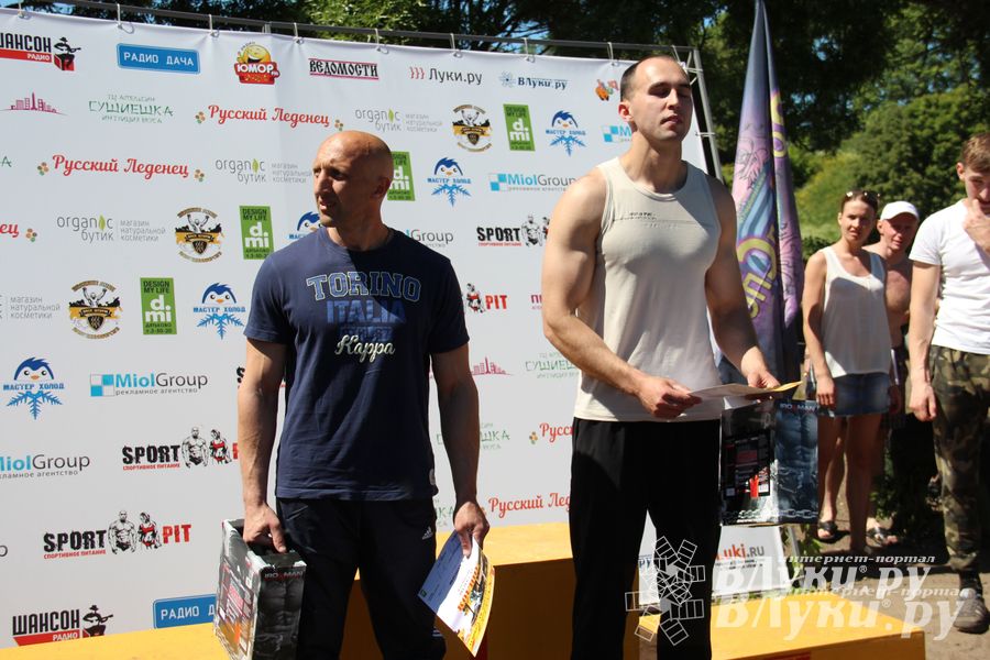 В Великих Луках состояли соревнования по подтягиванию на турнике (фото)