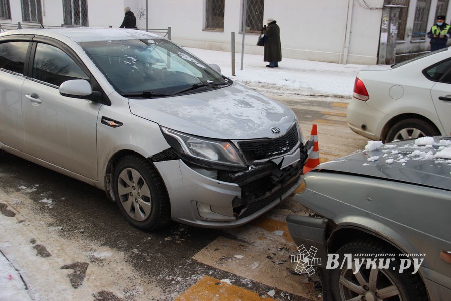 Лобовое ДТП на улице Печорской в Великих Луках (ФОТО)