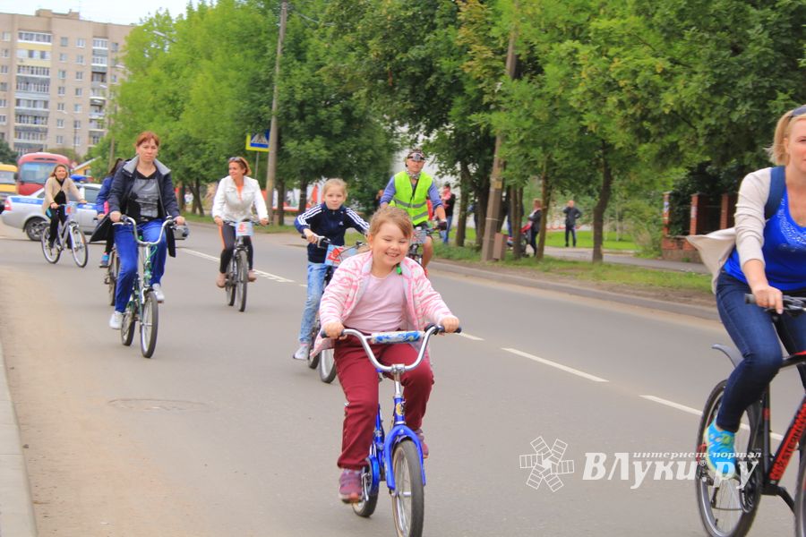 В Великих Луках прошёл Велопарад (ФОТО)
