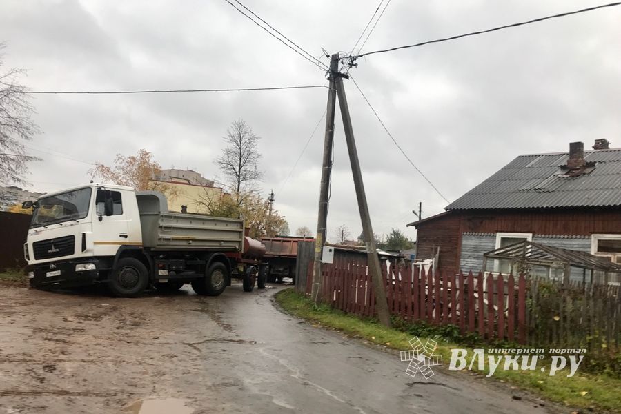 В проезде Нелидовском провалился КамАЗ (ФОТО)