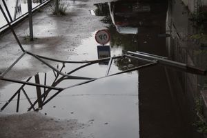 В Великих Луках автомобиль протаранил ограждение и «припарковался» на остановке (ФОТО)