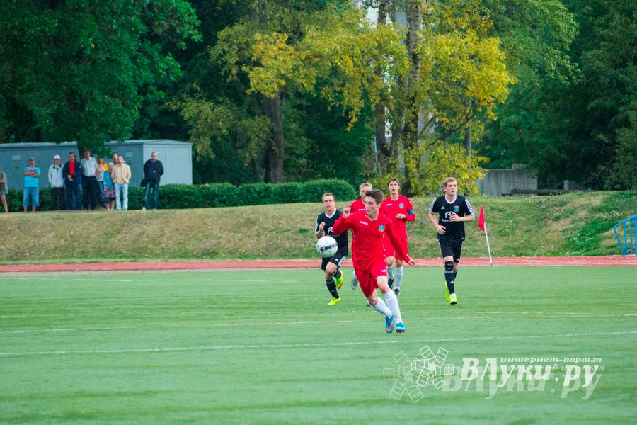 Матчи по футболу в рамках Первенства России проходят в Великих Луках (фото)