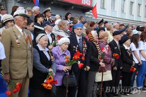 Парад Победы в Великих Луках (фото)