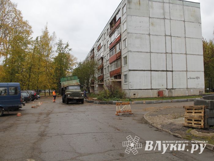 Во дворе дома на ул. Гоголя дорожники взяли в руки клещи (ФОТО)