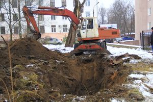 Возле железнодорожной поликлиники ликвидируют прорыв канализации (ФОТО)