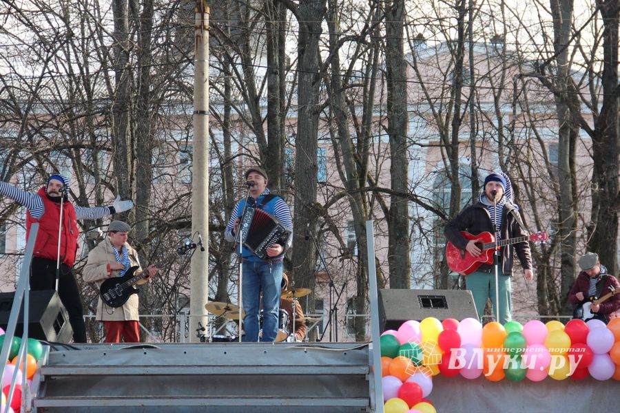В Великих Луках широко отметили Масленицу (ФОТО)