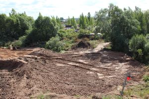  На месте строительства путепровода ведутся работы (фото)