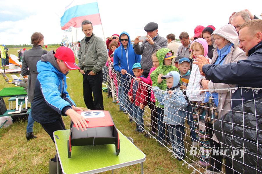 В Великих Луках проходит 7-й Фестиваль авиамодельного спорта (ФОТО)