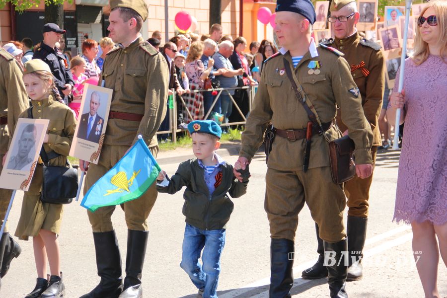По центральному проспекту Великих Лук прошёл  «Бессмертный полк» (0+) (ФОТО)
