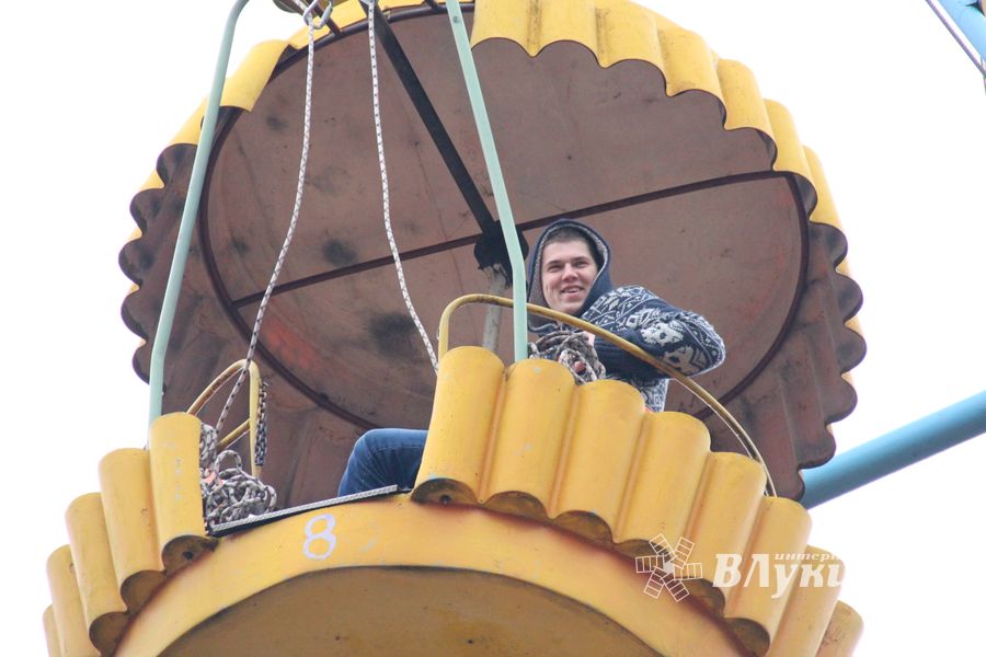 В Великих Луках в Парке культуры и отдыха полным ходом идёт подготовка празднования Масленицы (фото)