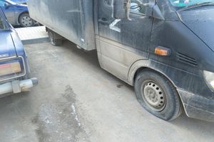 Великолучанину прокололи шины на автомобиле с буквой «Z» на двери (ФОТО)