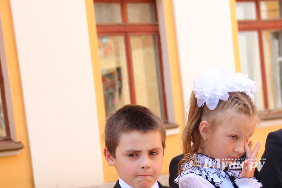 В Великих Луках прозвенели «последние» звонки (ФОТО)