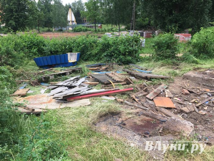 В Великих Луках убрали старое колесо обозрения (ФОТО)