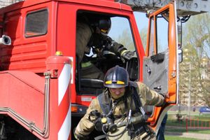 В Великих Луках прошли соревнования пожарных расчетов