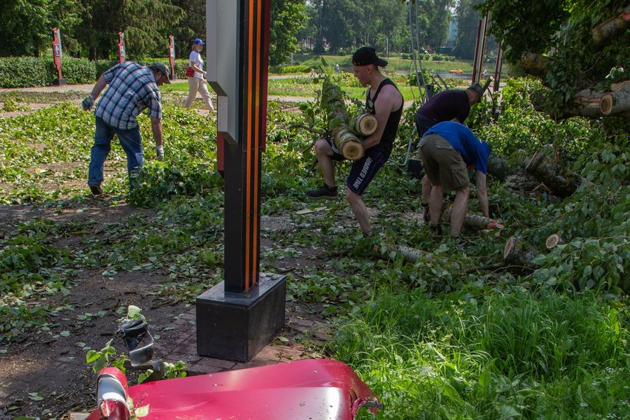 Небезразличные великолучане помогают убрать город после урагана (ФОТО)