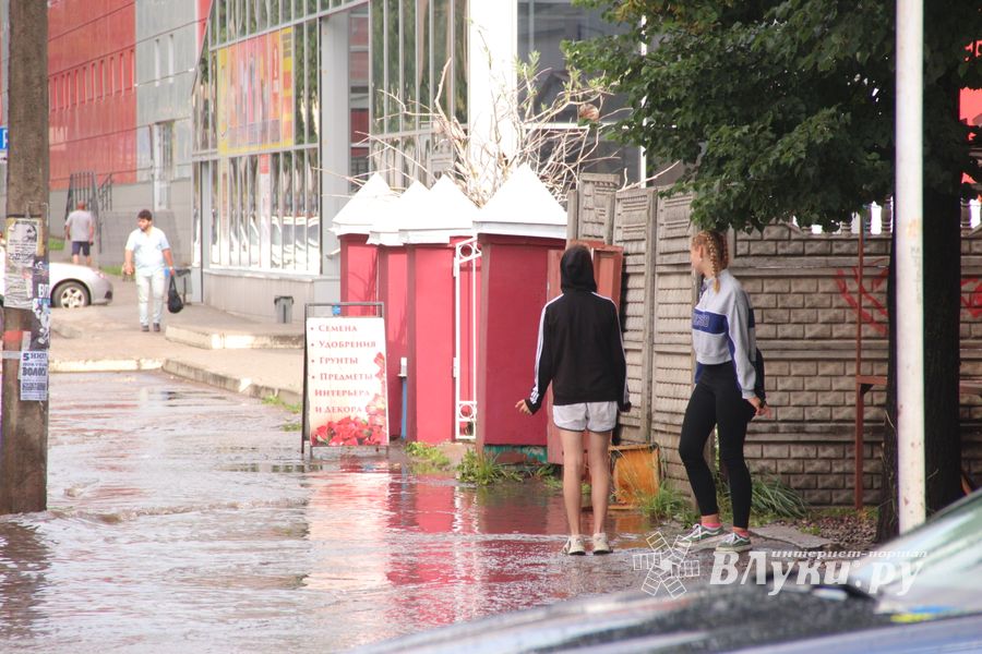 И плывем, и плаваем – Великие Луки после ливня (ФОТО)
