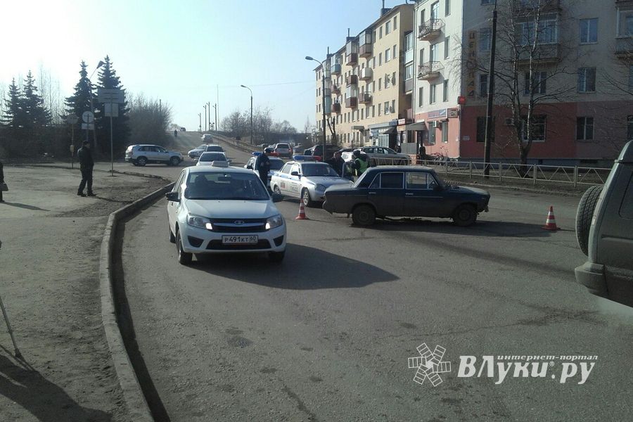 В Великих Луках водитель сбил на остановке женщину и ребенка (ФОТО)